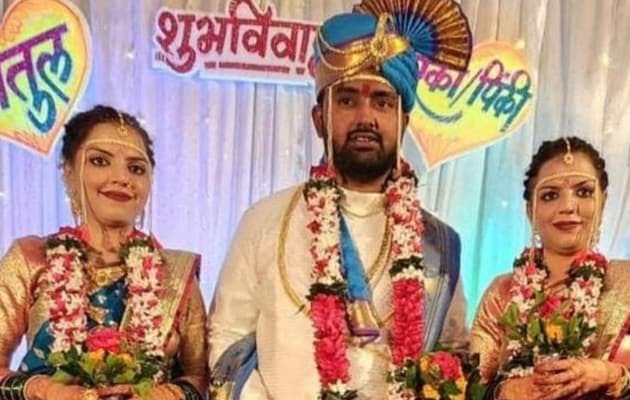 इंजीनियर जुड़वा बहनों का है ये एक ही दूल्हा 🟢 दोनों को पसंद आया तो कर ली शादी 🔵 विडियो में देखें कितनी ज्यादा खुश हैं दोनों बहनें 🔴अब दर्ज हुआ केस
