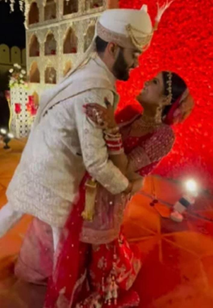 “रोमांटिक दूल्हे के हाथ से निकली दुल्हन” 🟦 wedding shoot Video देख आप भी पकड़ लेंगे सिर!