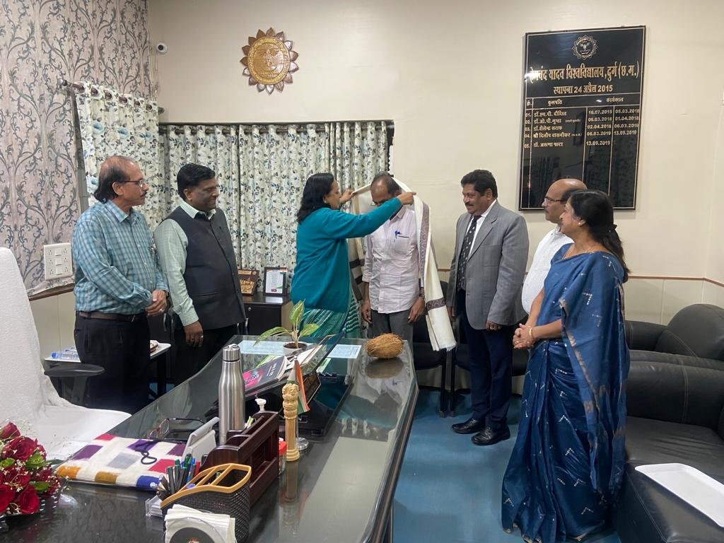 दुर्ग जिले का गौरव : गवर्नमेंट कॉलेज उतई के प्राध्यापक डॉ सियाराम शर्मा साहित्य अकादमी दिल्ली के सदस्य मनोनीत, कुलपति ने किया सम्मानित