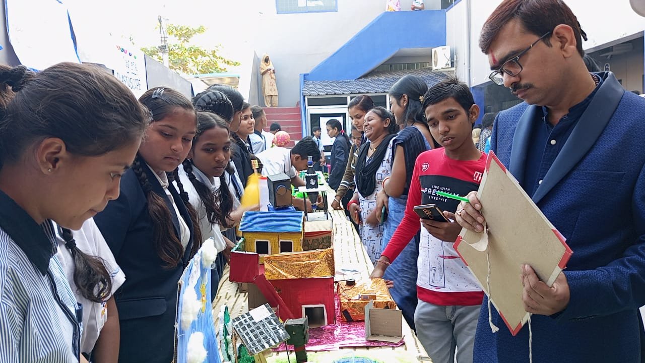 कृष्णा हायर सेकेंड्री स्कूल के विद्यार्थियों ने किया विज्ञान प्रदर्शनी का शानदार आयोजन