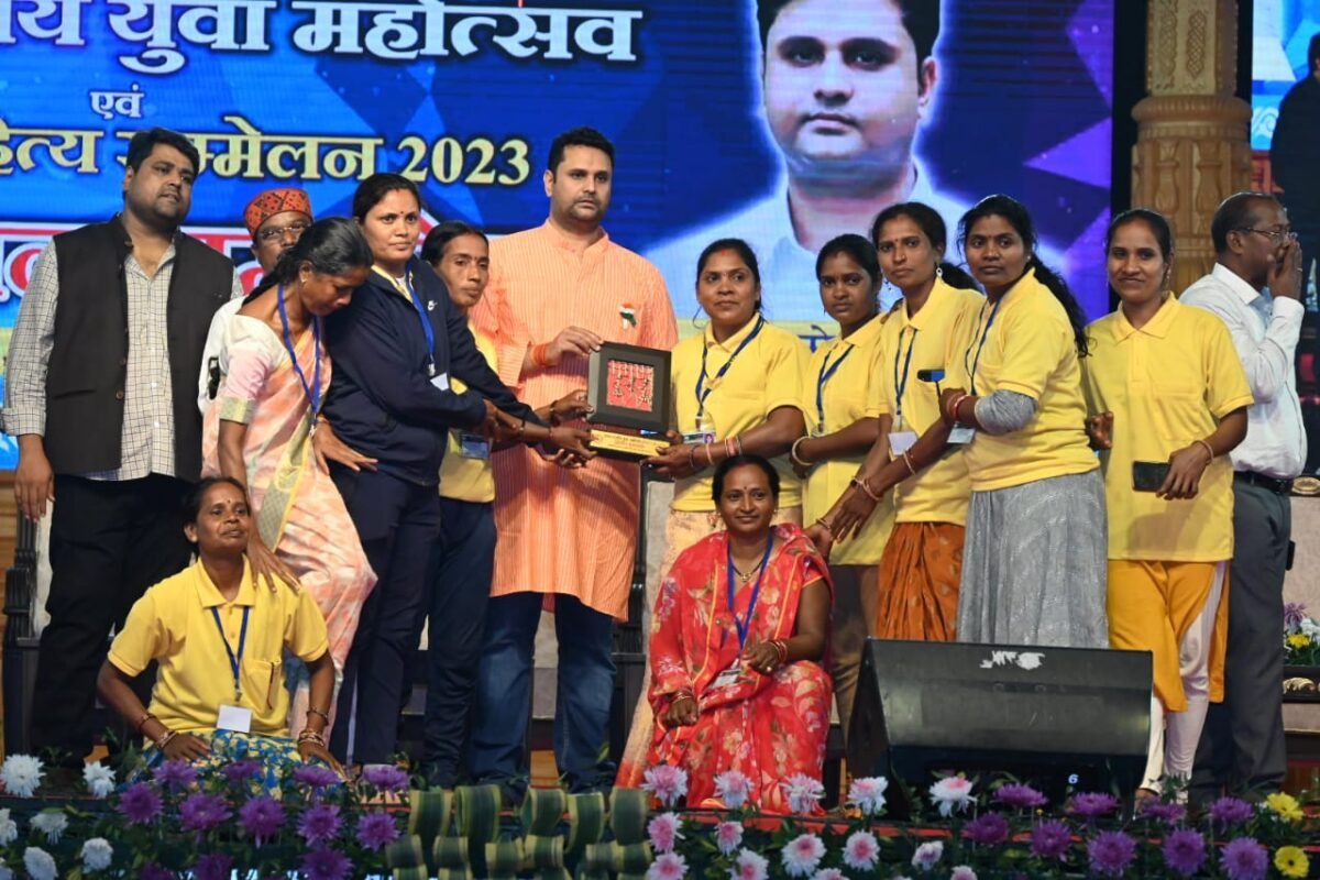 राज्य स्तरीय युवा महोत्सव का हुआ समापन, खेल एवं युवा कल्याण मंत्री श्री उमेश पटेल ने विजेताओं को दिए पुरस्कार राज्य स्तरीय युवा महोत्सव का हुआ समापन, खेल एवं युवा कल्याण मंत्री श्री उमेश पटेल ने विजेताओं को दिए पुरस्कार