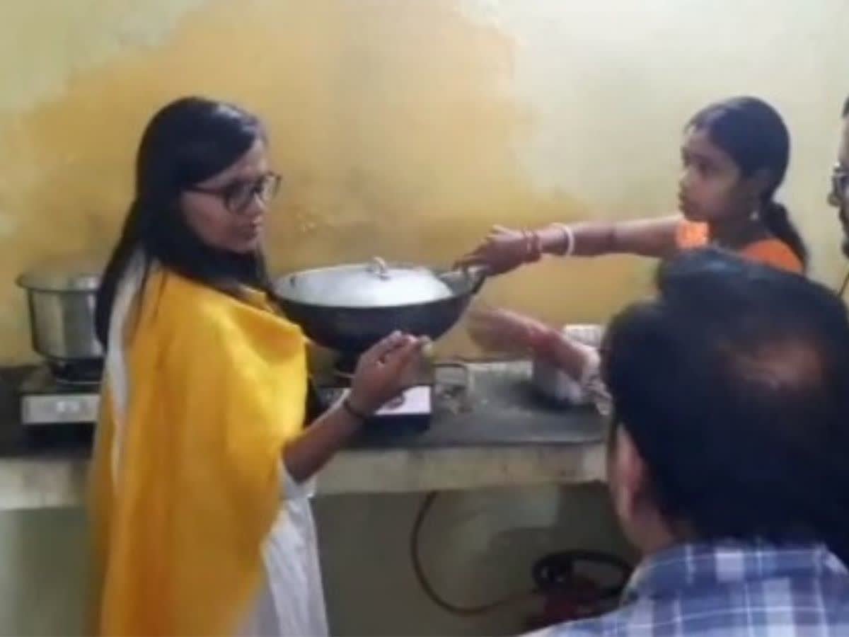 कलेक्टर ने पूछा, ‘मेनू में पराठा है, फिर रोटी क्यों दिए’ ?, कड़ाही से सब्जी निकाल चखी, कुपोषित बच्चों के भोजन में लापरवाही पर महिला बाल विकास विभाग, स्वास्थ्य विभाग के बीएमओ को फटकारा.