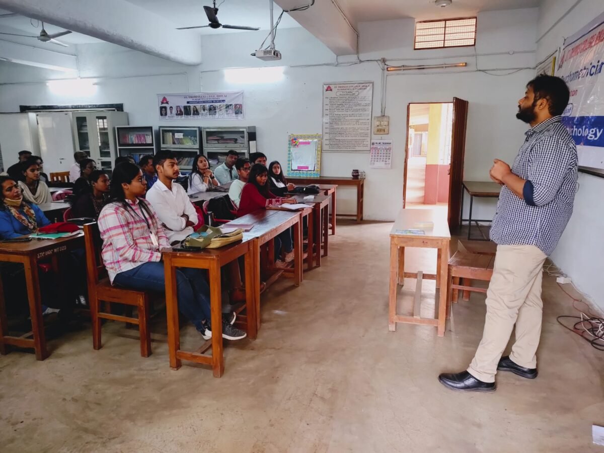 सेंट थॉमस कॉलेज भिलाई, पीजी मनोविज्ञान विभाग ने कलाचिकित्सा पर कार्यशाला का किया आयोजन सेंट थॉमस कॉलेज भिलाई, पीजी मनोविज्ञान विभाग ने कलाचिकित्सा पर कार्यशाला का किया आयोजन