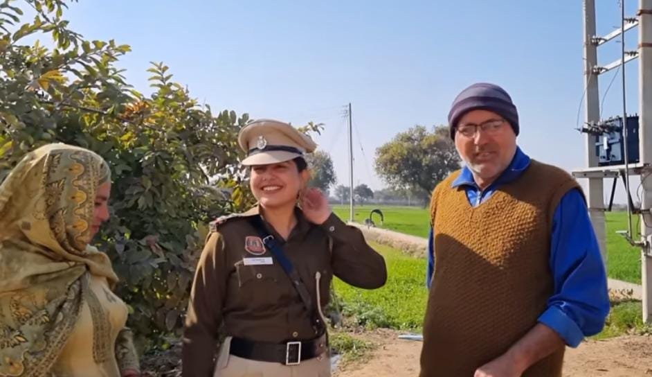 <em>प्रेरक खबर – दरोगा बनने पर खेत में पिता से मिलने पहुंची बेटी “मोनिका” 🟩 बेटी को पुलिस की वर्दी में देख मां-बाप की खुशी का ठिकाना नहीं रहा</em>