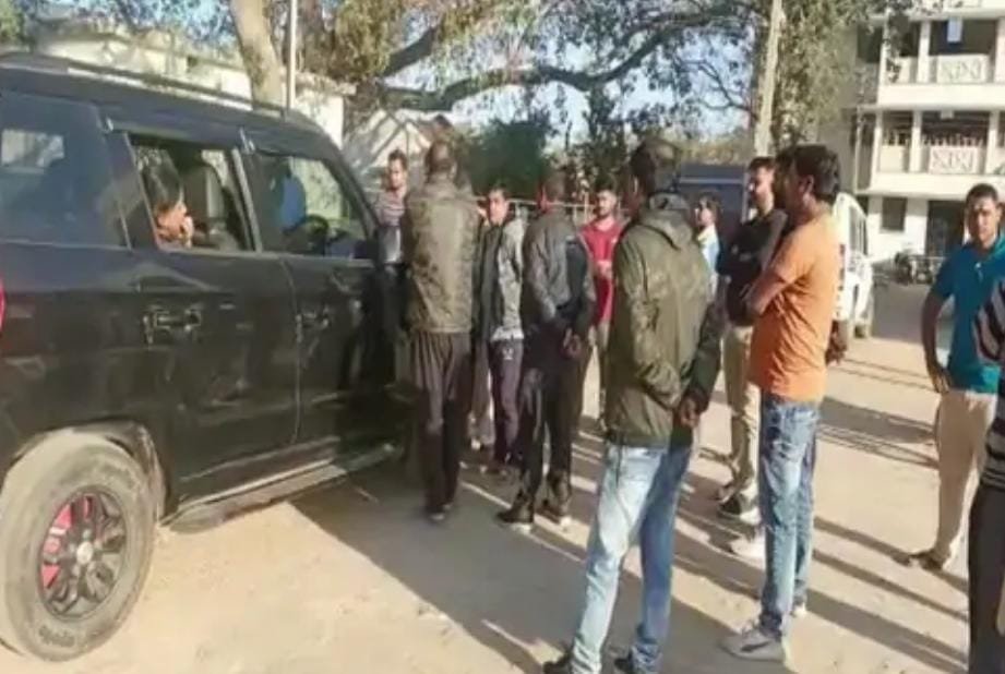 <em>दर्दनाक खबर – जनपद SDO नहीं उठा रहे थे फोन 🛑 भिलाई से पत्नी और बेटियां आनन फानन सुबह निकले गरियाबंद, सरकारी आवास में फांसी के फंदे से लटके मिले</em>