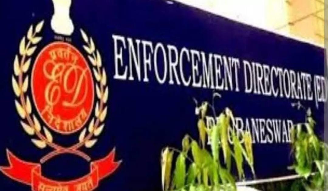 <em>ED BREAKING 🛑 जांच में बैंक/डीमैट खातों में पड़े 29.5 करोड़ रुपये ED ने किए फ्रीज, ट्वीट कर दी जानकारी</em>