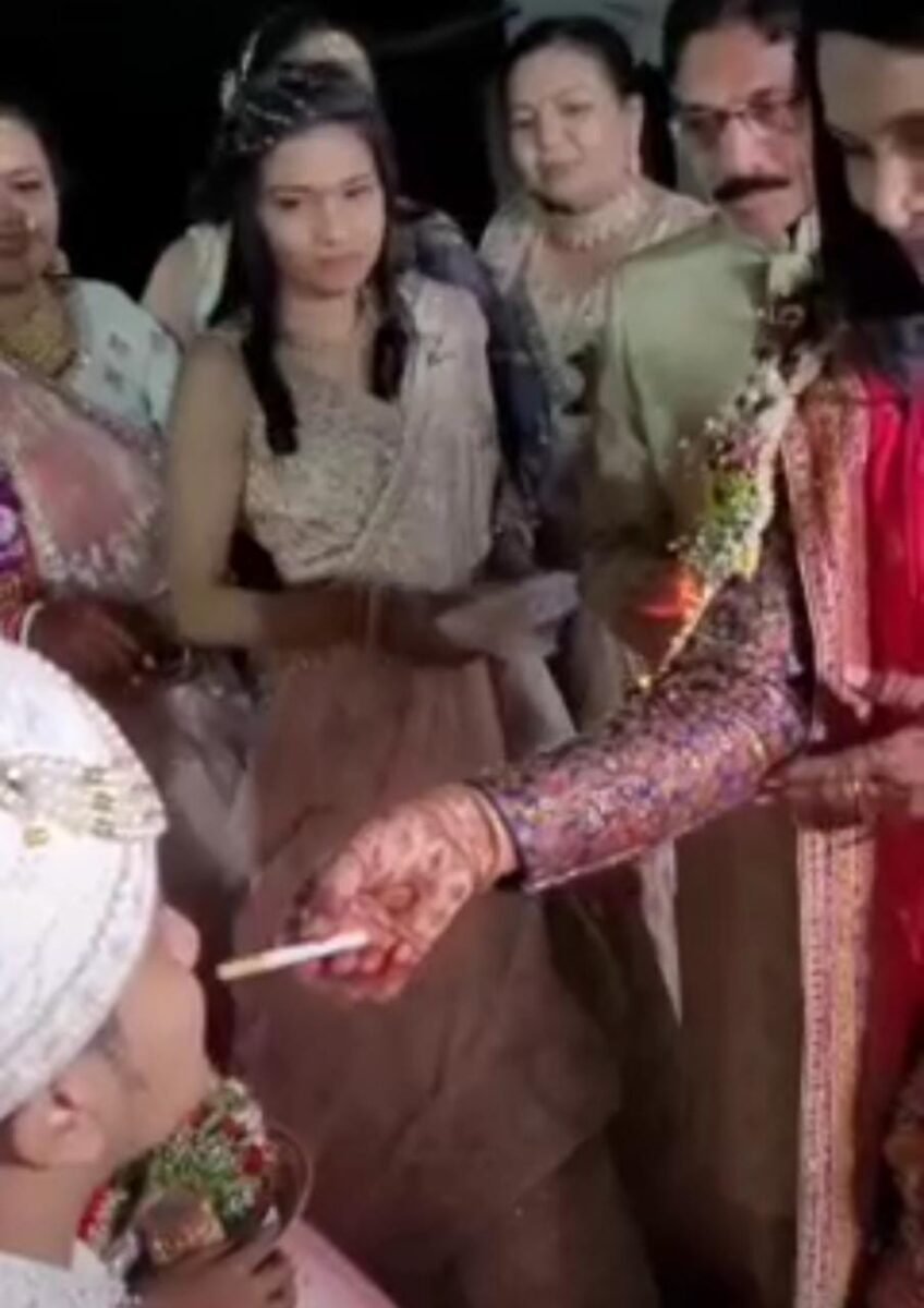 <em>OMG 👁️‍🗨️👁️‍🗨️ ससुर ने दुल्हे के लिए खुद सिगरेट जलाई, सास ने बीडी़ और पान से ऐसे किया स्वागत 💓 कि देखने वालों ने दबाई दांतों तले उंगलियां, आप भी देखें VIDEOOOOOO</em>