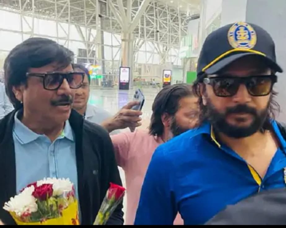 <em>दर्जन भर सेलिब्रिटीज अभी-अभी पहुंच गए रायपुर, अभिनेता रितेश देशमुख, सोहेल खान, आफताब शिवदसानी, शरद केलकर सहित भोजपुरी, बंगाल, पंजाब और साउथ इंडस्ट्री के एक्टर्स भी आए, रायपुर सेलिब्रिटी क्रिकेट लीग में खेलेंगे</em>