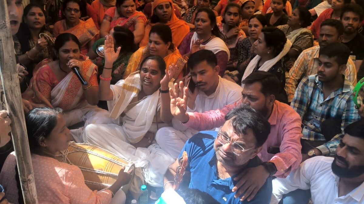 बड़ी खबर – विधायक देवेंद्र के निवास पर ईडी की कार्रवाई के विरोध में प्रदर्शन 🛑 ईडी ने दुर्ग एसपी सें मांगा फोर्स, देखिए प्रदर्शन का वीडियो बड़ी खबर – विधायक देवेंद्र के निवास पर ईडी की कार्रवाई के विरोध में प्रदर्शन 🛑 ईडी ने दुर्ग एसपी सें मांगा फोर्स, देखिए प्रदर्शन का वीडियो