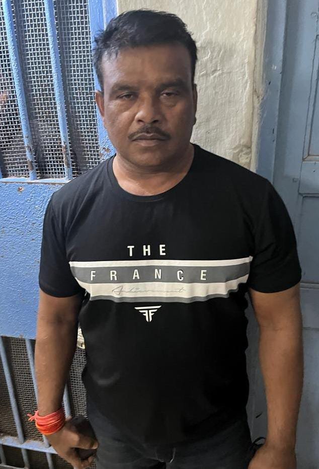 <em>शराब तस्कर रविशंकर उर्फ बाबा गिरफ्तार 🛑 दुर्ग पुलिस ने राजनांदगांव के किया हवाले 🛑</em>