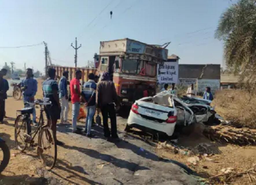 <em>दुर्ग संभाग में दर्दनाक सड़क हादसा, महिला समेत 4 की मौत, गैस कटर से निकाले गए फंसे लोग</em>