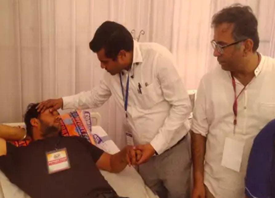 <em>कांग्रेस महाधिवेशन में बाउंसर को हार्ट अटैक, बेहोश हो गिरा 🛑 आनन फानन ले जाया गया हास्पिटल</em>