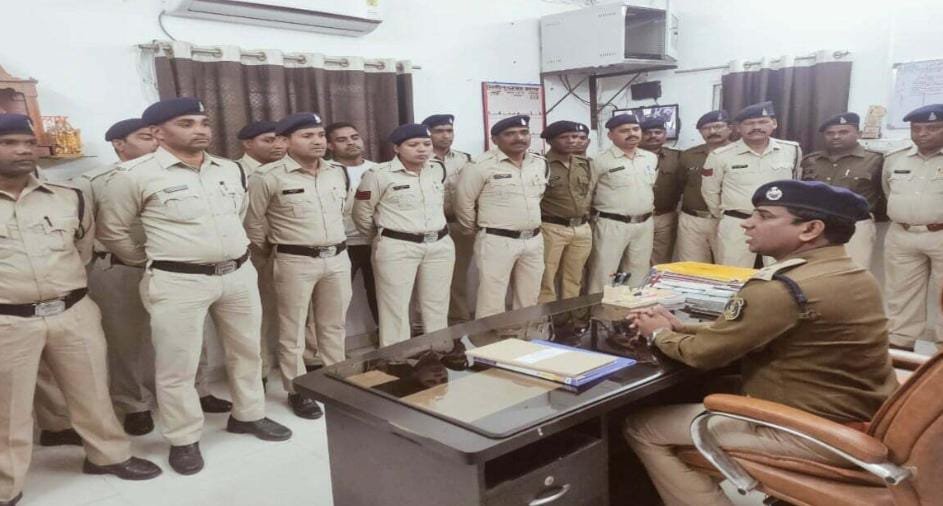 <em>तीन पुलिस कर्मियों पर गिरी गाज 🛑 SP बोले “शिकायत और अनुशासनहीनता पर किसी को नहीं बख्शेंगे, होगी तत्काल कार्रवाई”</em>