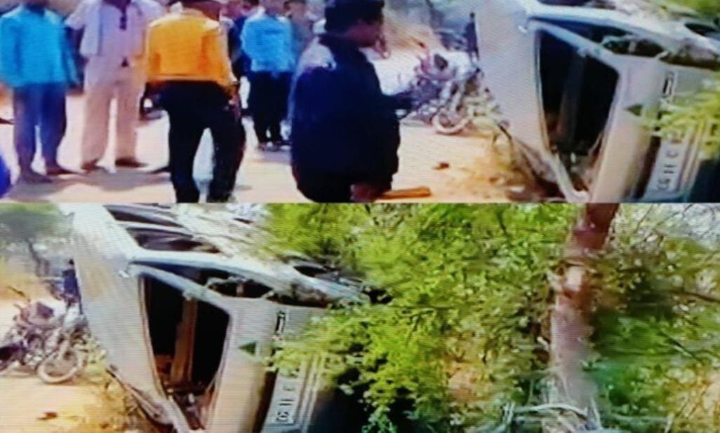 <em>CG NEWS : स्कूली बच्चों से भरी वैन दुर्घटनाग्रस्त, घायल 15 बच्चों में 4 गंभीर, मौके पर पहुंची पुलिस</em>