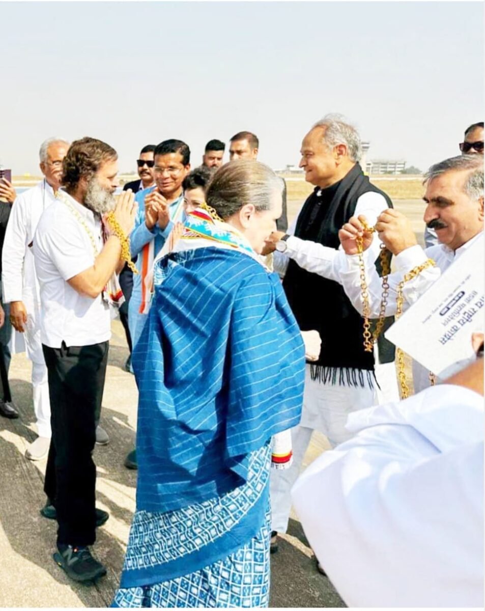 <em>सोनिया-राहुल पहुंचे रायपुर, एयरपोर्ट पर CM भूपेश बघेल ने किया स्वागत, देखें विडियो……26 तक छत्तीसगढ़ में ही रहेंगे राहुल</em>