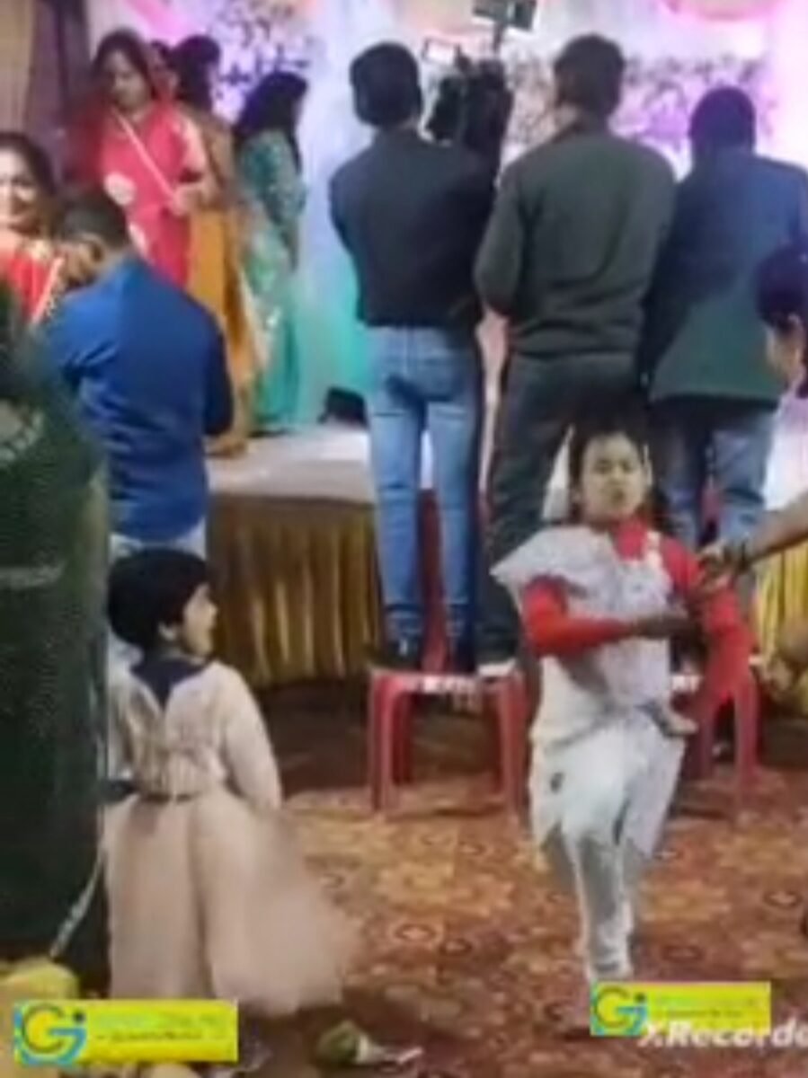 “52 गज का दामन” पर किया ऐसा डांस कि दुल्हन को छोड़ बच्ची का डांस देखने लगे लोग, आप भी देख लें विडियो “52 गज का दामन” पर किया ऐसा डांस कि दुल्हन को छोड़ बच्ची का डांस देखने लगे लोग, आप भी देख लें विडियो