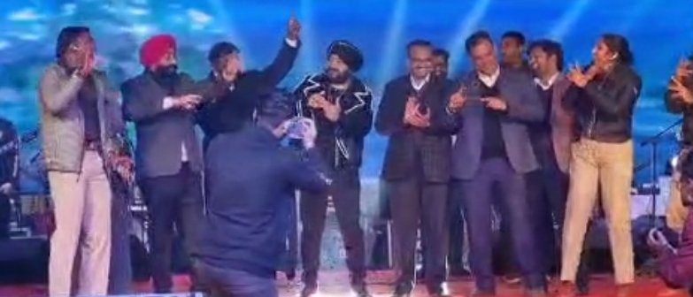 मैनपाट महोत्सव में दलेर मेंहदी कंसर्ट में जमकर नाचे कलेक्टर, एसपी, डीएफओ , वर्दी पहन कर डांस पद की गरिमा के अनुकूल नहीं पूर्व डीजीपी, देखिए वीडियो