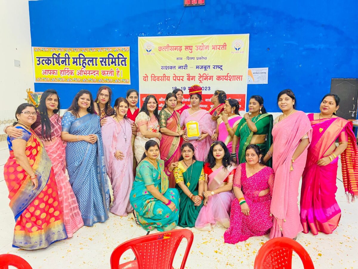 महिला दिवस – स्वालंबन की दिशा की ओर एक और कदम, लघु उद्योग भारती ने दिया एक सौ महिलाओं को पेपरबैग निर्माण का प्रशिक्षण