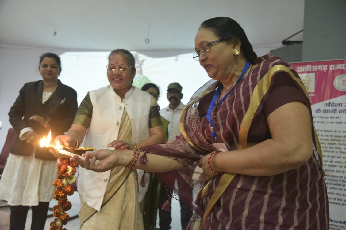 <em>केवल एक वाटसअप मैसेज कर दें, पत्र लिख दें तो भी महिला आयोग करेगा आपकी मदद” 🟩 महिला आयोग की संभाग स्तरीय कार्यशाला में आयोग की अध्यक्ष डॉ. किरणमयी नायक ने कहा</em>