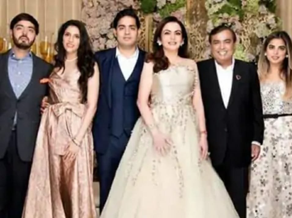 <em>अब अंबानी परिवार को विदेश में भी जेड➕ सुरक्षा 🟢 सुप्रीम कोर्ट ने कहा – “खुद उठाना पड़ेगा खर्च”</em>