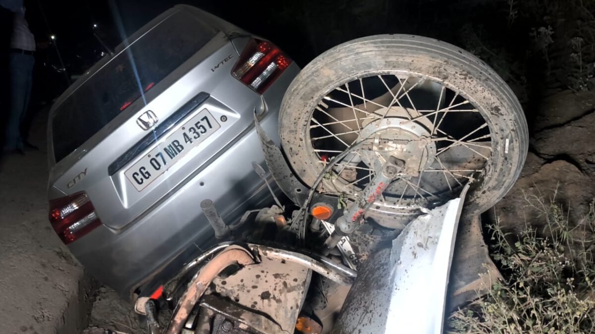 अभी-अभी : तालपुरी-बोरसी रोड पर बाइक एवं कार के मध्य जबरदस्त भिड़ंत, दोनों ही वाहन सड़क के नीचे गिरे गड्ढे में, कार के खुले एयर बैग, बाइक सवार के सिर पर गंभीर चोट अभी-अभी : तालपुरी-बोरसी रोड पर बाइक एवं कार के मध्य जबरदस्त भिड़ंत, दोनों ही वाहन सड़क के नीचे गिरे गड्ढे में, कार के खुले एयर बैग, बाइक सवार के सिर पर गंभीर चोट