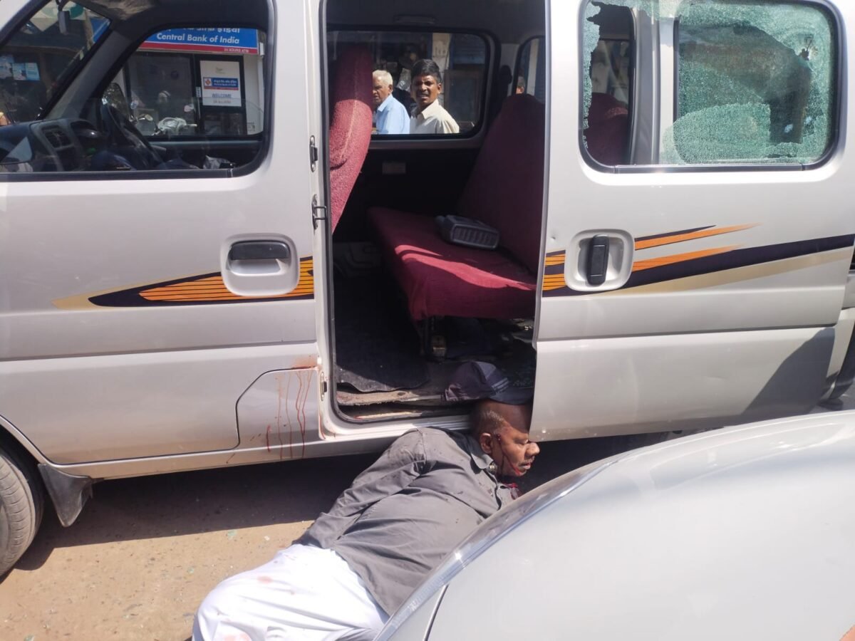 <em>शराब कारोबारी भाटिया ग्रुप के मैनेजर की बीच चौराहे हत्या कर 22 लाख रूपये लूट कर भागे आरोपी 🛑 दिनदहाड़े हुई वारदात से दहशत 🛑 पुलिस मौके पर</em> <em>शराब कारोबारी भाटिया ग्रुप के मैनेजर की बीच चौराहे हत्या कर 22 लाख रूपये लूट कर भागे आरोपी 🛑 दिनदहाड़े हुई वारदात से दहशत 🛑 पुलिस मौके पर</em>