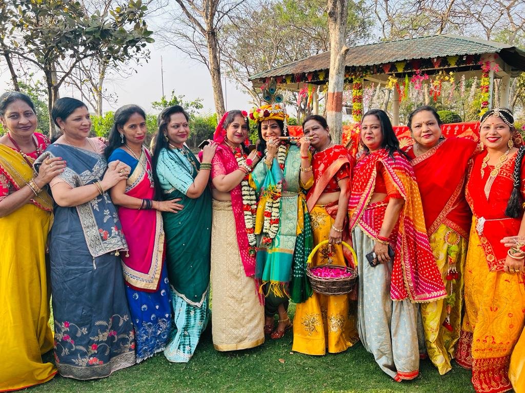 अखिल भारतीय अग्रवाल महिला सम्मेलन के द्वारा खेली फूलों की होली राधा- कृष्ण संग गोपियों जेसे लिया आनंद, मोहरेगा रेस्ट हाउस बना वृंदावन