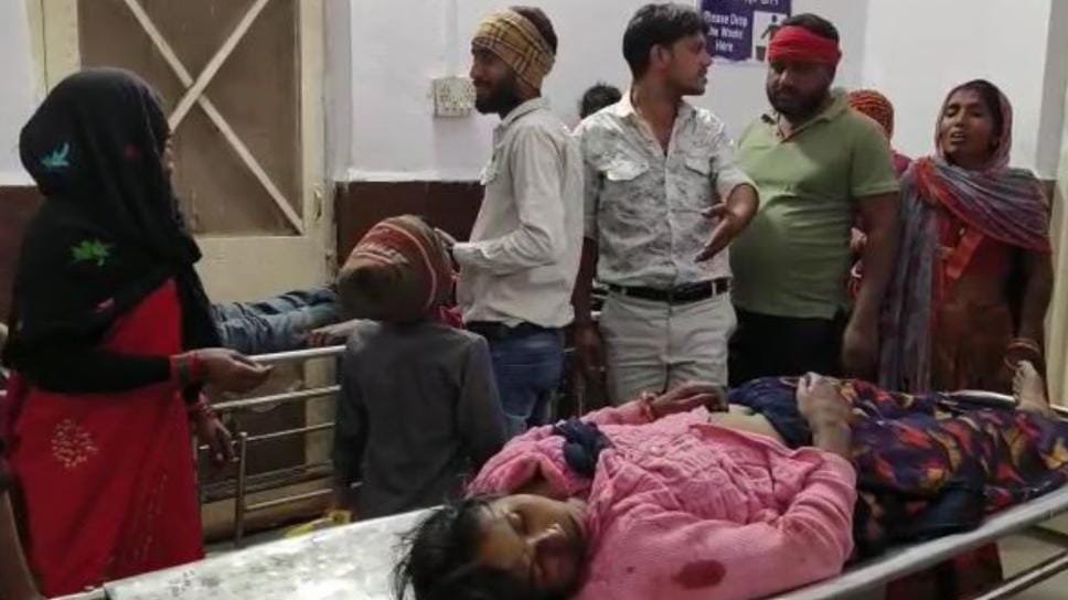 <em>खडी़ ट्रक से आ भिड़ी बाईक 🛑 ड्रायवर समेत 4 की मौत, पुलिस कर रही जांच</em>