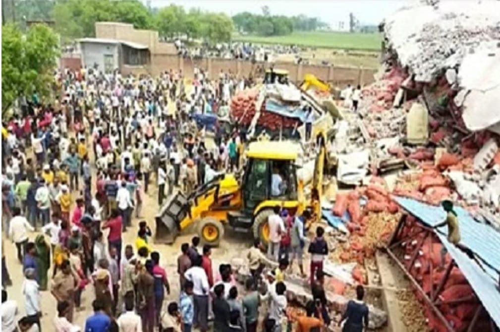 <em>बड़ी खबर – भरभरा कर ढह गई कोल्ड स्टोरेज की छत 🛑 25 लोगों के दबे होने की आशंका</em>