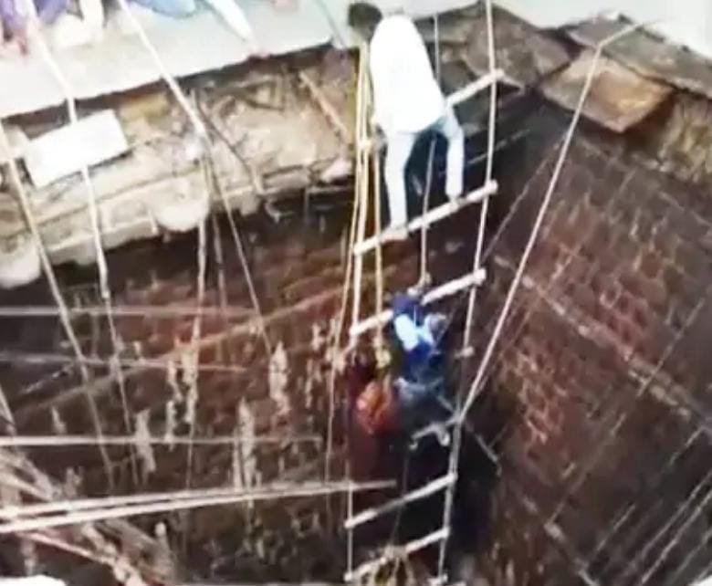 <em>बड़ा हादसा 🛑 मंदिर में बावड़ी की छत धंसी 🛑 हवन कर रहे 25 लोग गिरे, पुलिस रस्सियों से बचाने की कर रही कोशिश</em>