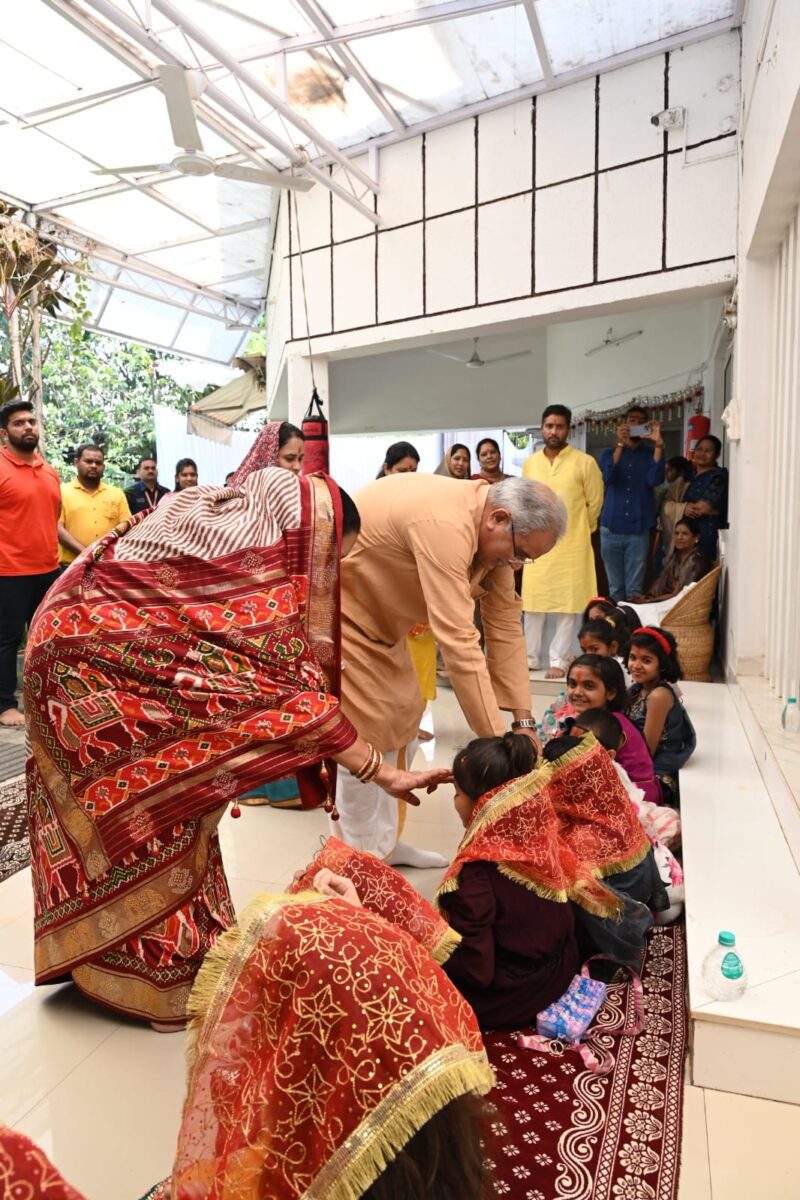 <em>कन्या भोज परोस मुख्यमंत्री ने लिया आशिर्वाद ✅ माता दुर्गा से प्रदेश की खुशहाली और प्रगति की कामना</em>