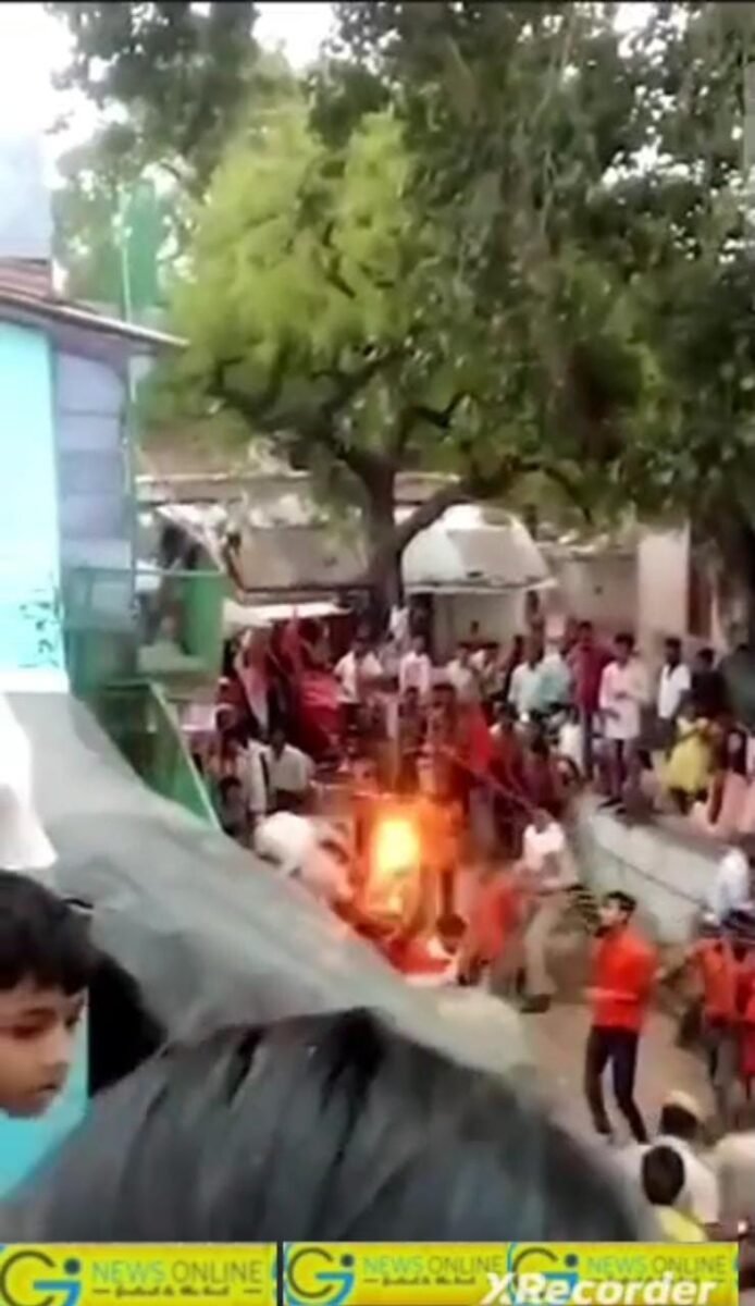 <em>रामनवमी जुलूस में दौड़ा करंट, देखें हादसे का लाइव विडियो 🛑 3 युवकों की मौत, 4 झुलसे 🛑 हवन के दौरान बावड़ी में गिरे हादसे में अब तक 13 शव निकाले गए 🛑 CM ने जताया शोक</em>