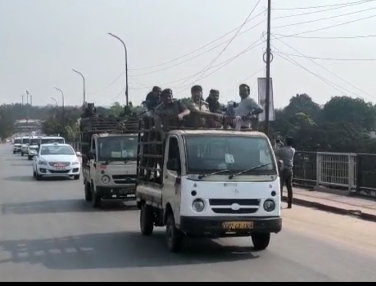 <em>पुलिस नियंत्रण कक्ष भिलाई से निकला फ्लैग मार्च, एसपी ने कमांडो लिबास पहन किया नेतृत्व, शहर के 11 थाना क्षेत्र से होकर गुजरा, कानून व्यवस्था तोड़ने पर कड़ी कार्यवाही का दिया संदेश,</em>