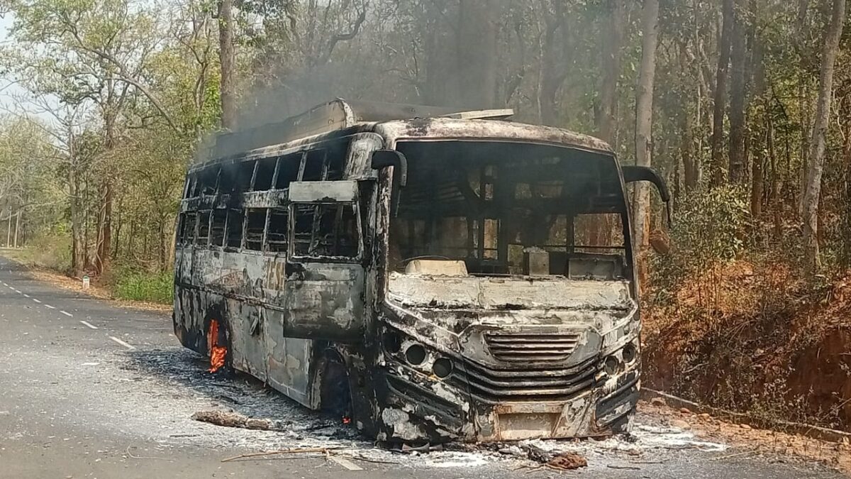 <em>CG Breaking : नारायणपुर से बैलाडीला जा रही यात्री बस को नक्सलियों ने किया आग के हवाले, बस जलकर खाक, आज सुबह की वारदात</em>