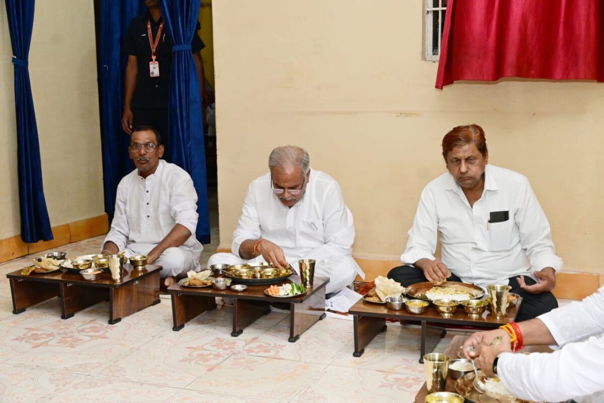 <em>मुनगा आलू, कोचई कुम्हड़ा, जिमीकांदा की सब्जी और आम की चटनी 🟩 छावनी चौक पर मुख्यमंत्री ने पटेल परिवार के घर किया भोजन</em>