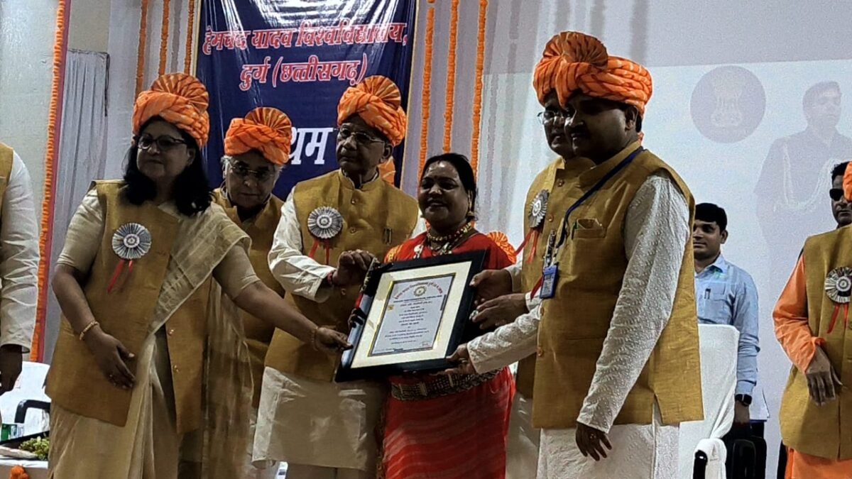 <em>हेमचंद यादव विश्वविद्यालय दुर्ग में आयोजित दीक्षांत समारोह में मुख्यमंत्री भूपेश बघेल को दी गई पीएचडी की मानद उपाधि</em> <em>हेमचंद यादव विश्वविद्यालय दुर्ग में आयोजित दीक्षांत समारोह में मुख्यमंत्री भूपेश बघेल को दी गई पीएचडी की मानद उपाधि</em>