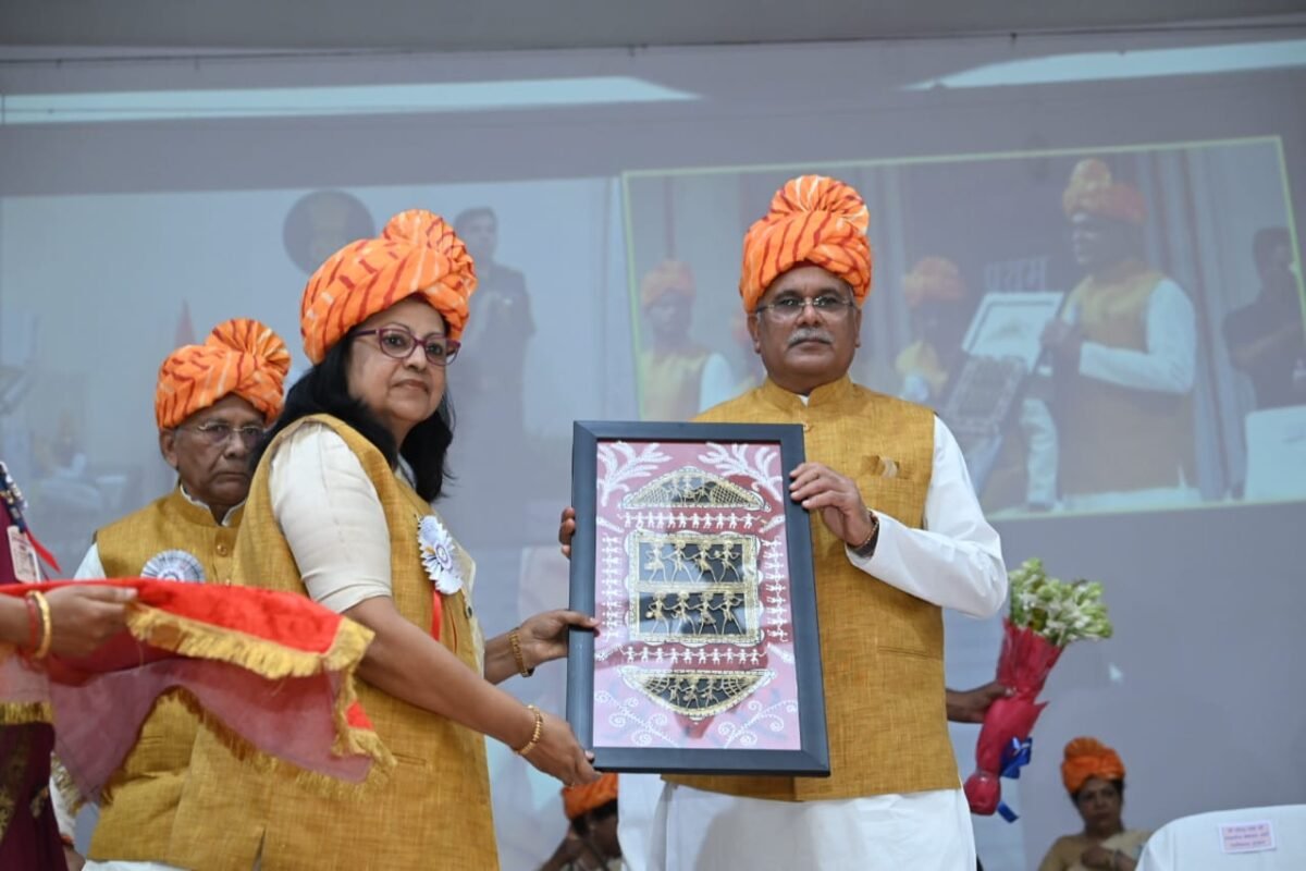 <em>हेमचंद यादव विश्वविद्यालय दुर्ग का प्रथम दीक्षांत समारोह, 126 को स्वर्णपदक,13 पीएचडी डिग्री वितरित, विश्वविद्यालय में स्थापित होगी डॉ. नरेन्द्रदेव वर्मा शोधपीठ, मुख्यमंत्री, उषा बारले को विश्वविद्यालय ने दी डॉक्टर ऑफ फिलॉसफी की मानद उपाधि</em> <em>हेमचंद यादव विश्वविद्यालय दुर्ग का प्रथम दीक्षांत समारोह, 126 को स्वर्णपदक,13 पीएचडी डिग्री वितरित, विश्वविद्यालय में स्थापित होगी डॉ. नरेन्द्रदेव वर्मा शोधपीठ, मुख्यमंत्री, उषा बारले को विश्वविद्यालय ने दी डॉक्टर ऑफ फिलॉसफी की मानद उपाधि</em>
