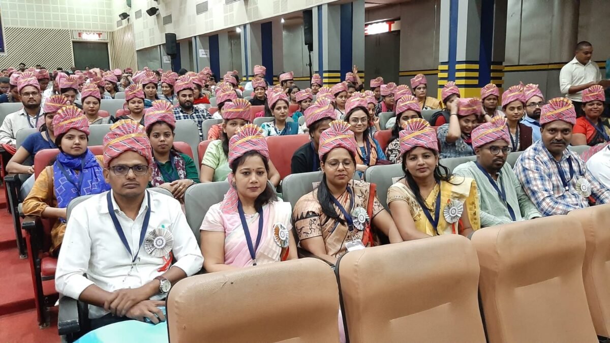 <em>डीयू दीक्षांत समारोह ग्रैंड रिहर्सल में शामिल हुए कुलपति, कुलसचिव, स्वर्ण पदक विजेता एवं पीएचडी उपाधि प्राप्तकर्ता, समारोह कल दोपहर को, मुख्यमंत्री होंगे मुख्य अतिथि</em> <em>डीयू दीक्षांत समारोह ग्रैंड रिहर्सल में शामिल हुए कुलपति, कुलसचिव, स्वर्ण पदक विजेता एवं पीएचडी उपाधि प्राप्तकर्ता, समारोह कल दोपहर को, मुख्यमंत्री होंगे मुख्य अतिथि</em>
