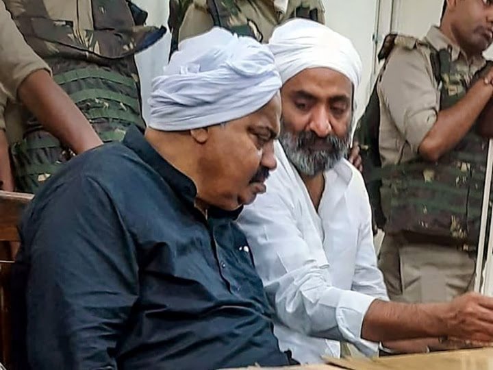 <strong><em>अतीक अहमद को कनपटी पर लगी गोली और 10 सेकंड में हुआ ढेर देखिए उसके अंतिम शब्दों का पूरा वीडियो, हाईस्कूल फेल माफिया अतीक अहमद की पूरी कहानी</em></strong>