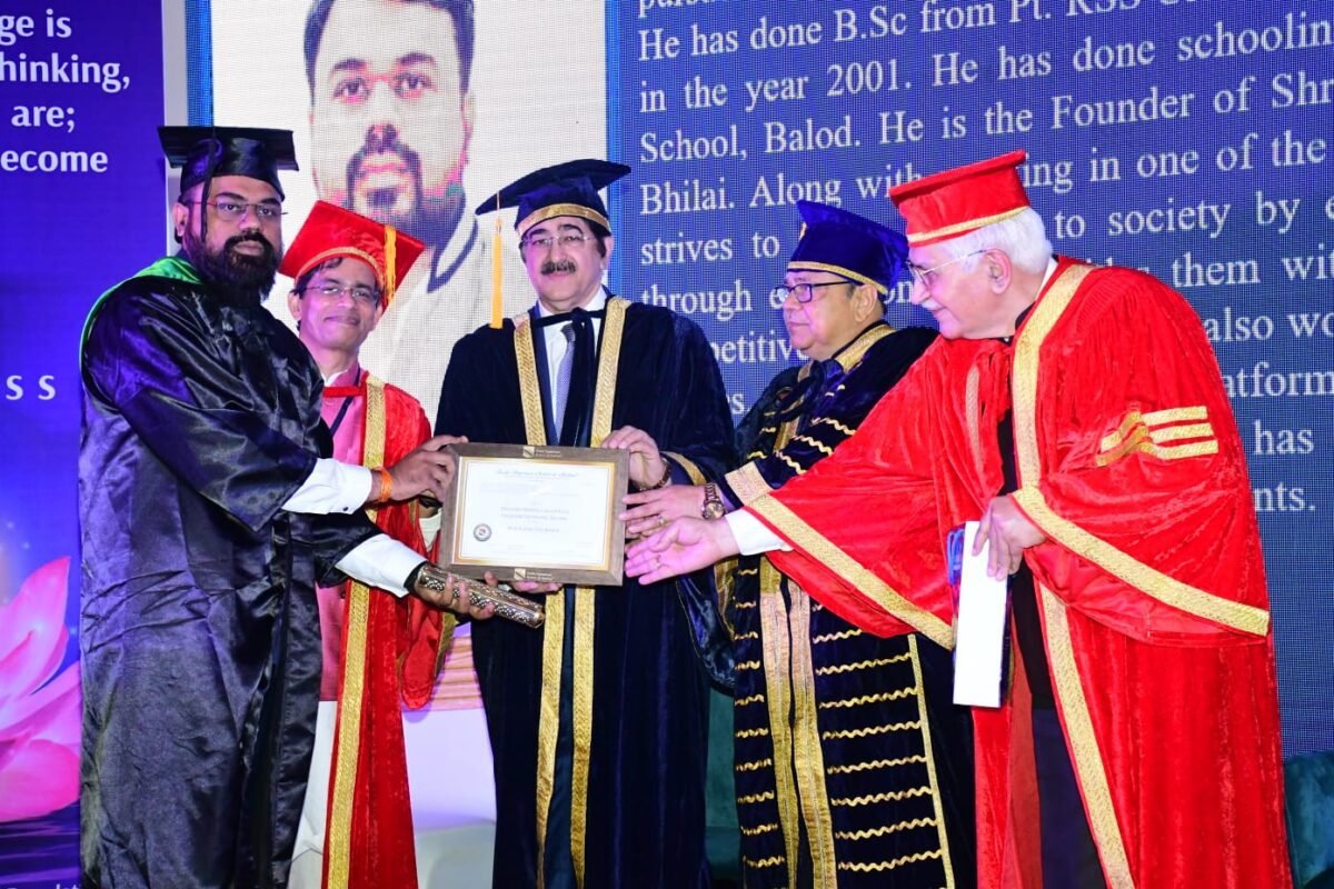 <em>भिलाई की संस्था चतुर्भुज मेमोरियल फाउंडेशन के संस्थापक अरुण कुमार श्रीवास्तव को मिली डी लिट की उपाधि</em>