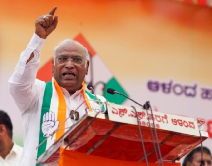<em>अगर कर्नाटक के लोगों ने कांग्रेस को वोट नहीं दिया तो उत्तर प्रदेश के सीएम योगी आदित्यनाथ का बुलडोजर दक्षिणी राज्य को भी परेशान करेगा-खड़गे 🟦 कलबुर्गी के अलंद में चुनावी सभा ली 🟫 कहा-अस्पताल रखरखाव बिना धीरे-धीरे गौशाला में तब्दील होने लगा है</em> <em>अगर कर्नाटक के लोगों ने कांग्रेस को वोट नहीं दिया तो उत्तर प्रदेश के सीएम योगी आदित्यनाथ का बुलडोजर दक्षिणी राज्य को भी परेशान करेगा-खड़गे 🟦 कलबुर्गी के अलंद में चुनावी सभा ली 🟫 कहा-अस्पताल रखरखाव बिना धीरे-धीरे गौशाला में तब्दील होने लगा है</em>