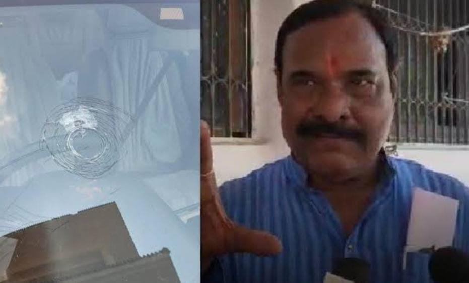 <em>शादी से लौट रहे कांग्रेस नेता की कार का शीशा तोड़ बाईक सवार चैन छीनने लगे 🟥 चाकू से किया हमला और भागे 🟥 सभापति और विधायक मिले पुलिस कप्तान से</em>