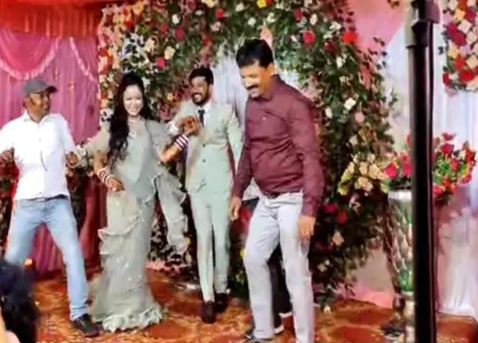 <em>भांजी की शादी में डांस कर रहे बीएसपी इंजीनियर को हार्ट अटैक 🛑 दो बेटियों के सर से उठा पिता का साया 🛑 शादी की खुशियां बदली मातम में</em>