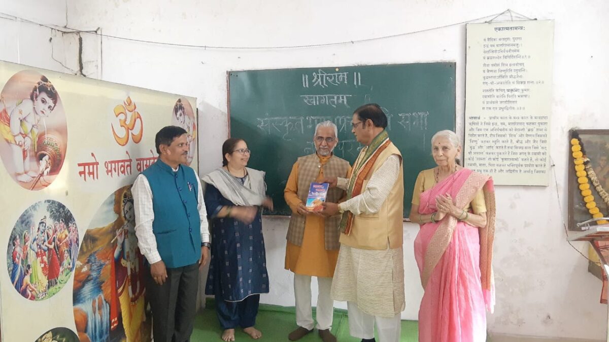 <em>नागपुर में हुये सम्मानित आचार्य डा.शर्मा, साहित्य – संस्कृति संवाद में थे आमन्त्रित</em>