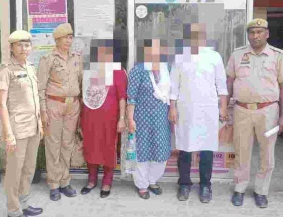 <em>बड़ी खबर – ब्यूटी पार्लर में करवाते थे धर्मांतरण 🛑 पादरी ने कहा – “गले से कृष्ण का लाकेट उतारो यीशु के दर्शन‌ करा दूंगा” 🛑 महिला पहुंची थाना 🛑 पुलिस ने पादरी समेत दो महिलाओं को भी किया गिरफ्तार 🛑 जांच में जुटी पुलिस</em>