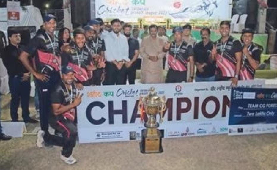 <em>भिलाई में फ्लड लाइट क्रिकेट लीग का रंगारंग हुआ समापन 🟠 शहीद कप पर सीजी फॉरेस्ट का कब्जा 🔵 32 रन से दुर्ग पुलिस को हराया 🟢 राजेश मैन ऑफ द सीरिज</em>