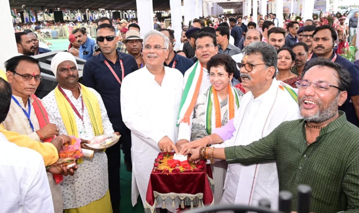 दुर्ग में भरोसे का सम्मेलन : मुख्यमंत्री ने ग्राम सांकरा को दी 443 करोड़ के विकास कार्यो की सौगात, 68 करोड़ से अधिक के 17 कार्यो का लोकार्पण, 374 करोड़ के 71 विकास कार्यों का किया भूमिपूजन