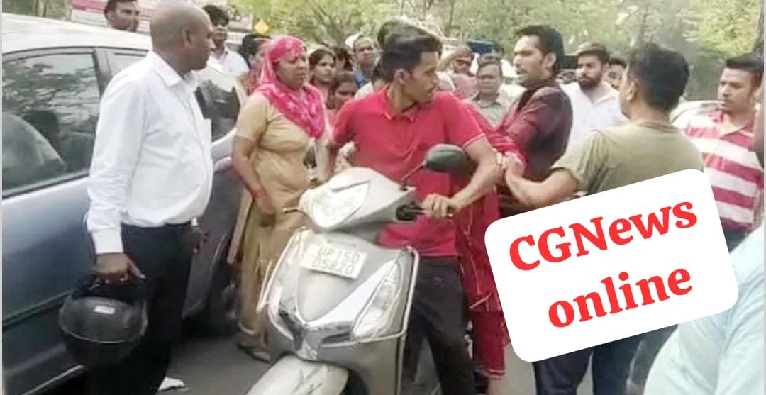 <em>स्कूटी पर प्रेमिका को बैठा कोर्ट में शादी करने पहुंचा एक बच्चे का पिता 🛑 मेन गेट पर हुआ हंगामा 🛑 परिजन पहुंचे और जमकर की पिटाई 🛑 सभी को पुलिस पकड़ कर लाई है थाना</em>