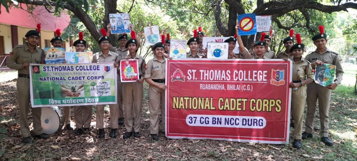 <em>सेंट थॉमस महाविद्यालय के एनसीसी कैडेट्स ने नुक्कड़ नाटक की प्रस्तुति दे पर्यावरण संरक्षण का दिया संदेश, निकाली जागरूकता रैली</em>