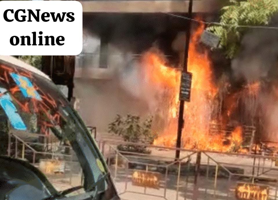<em>रायपुर के कामर्शियल कॉम्प्लेक्स में लगी भीषण आग 🛑 पीएनबी एटीएम समेत 6 दुकानें खाक 🛑 सामने खड़ी गाड़ियां भी आईं चपेट में 👁️‍🗨️ देखिए विडियो</em>